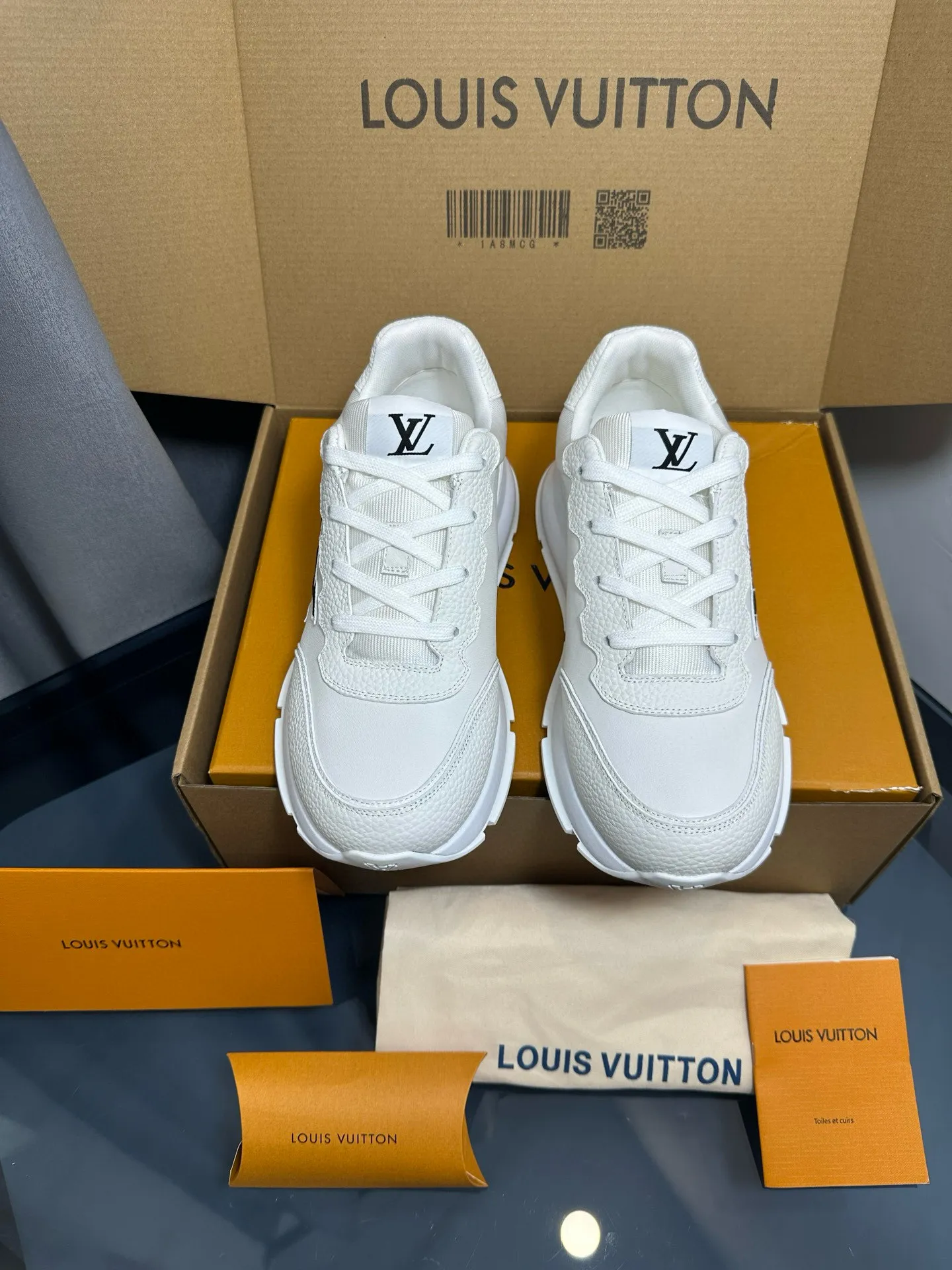 Factory price: 700💰🌈LV | Louis Vuitton 2025𝐬𝐬 🧡💚2025 spring and summer new style top version‼ ️The original version is the same. The counter focuses on the latest casual shoes and new hard goods🆕 ❥Purchasing agent level! Full of high-end feel! A popular model among bloggers at home and abroad, it’s retro and fashionable, and looks stunning on your feet! Wear a lot of happiness! The official website's main recommendation★ ━━━━━ ЅᏇєєt ━━━━━ ▪️Upper: Original custom-made imported calfskin fabric ▪️Inner: breathable gauze imported from Italy ▪️Outsole: rubber foam ➕t men's men's shoes 💰u high-end outsole ▪️Color: nine colors available ▪️Shoe size: 35-44, (45, 46 customized)